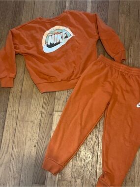 Nike Orange Crewneck Sweatshirt And Joggers sweats set size 5-6 Yrs